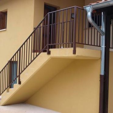 Carpintería Metálica y Cerrajería Ugarte escalera en exterior de casa